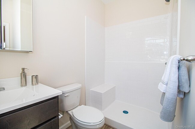 201 Ashley Ct in Babylon, NY - Building Photo - Building Photo