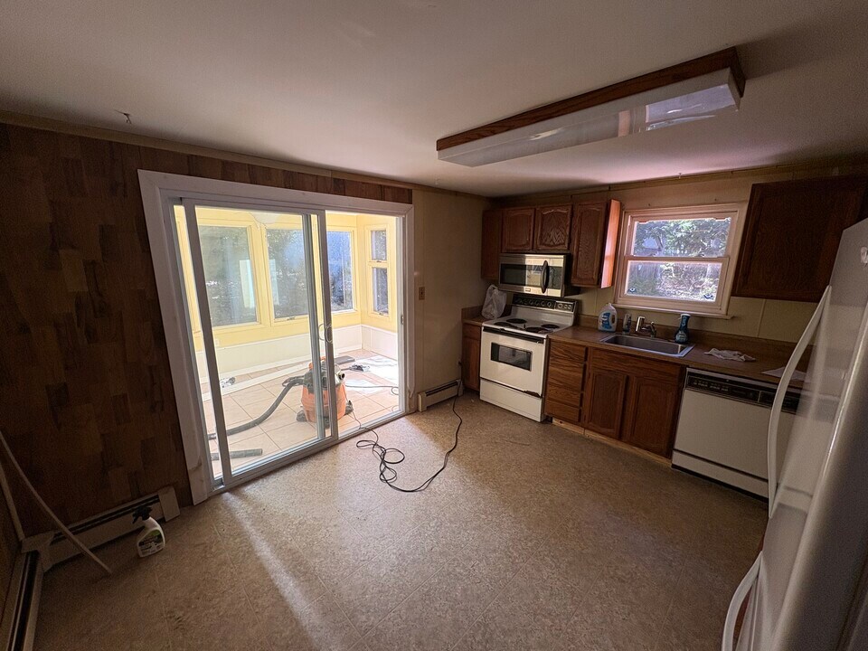 192 Woodland Dr, Unit 1 in East Islip, NY - Building Photo