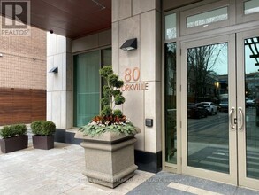 80-880 Yorkville Ave in Toronto, ON - Building Photo - Building Photo