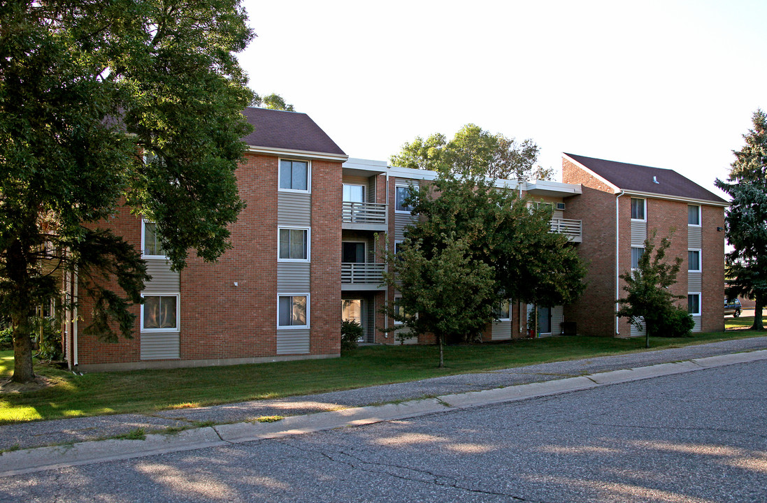 Lake Grace Apartments in Chaska, MN - Building Photo