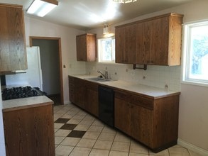 215 NW Webb St, Unit Upper in Pullman, WA - Foto de edificio - Building Photo