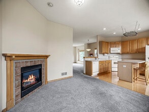 906 New Century Blvd S in Maplewood, MN - Foto de edificio - Building Photo