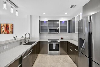 824 NE 19th Ave in Fort Lauderdale, FL - Foto de edificio - Building Photo