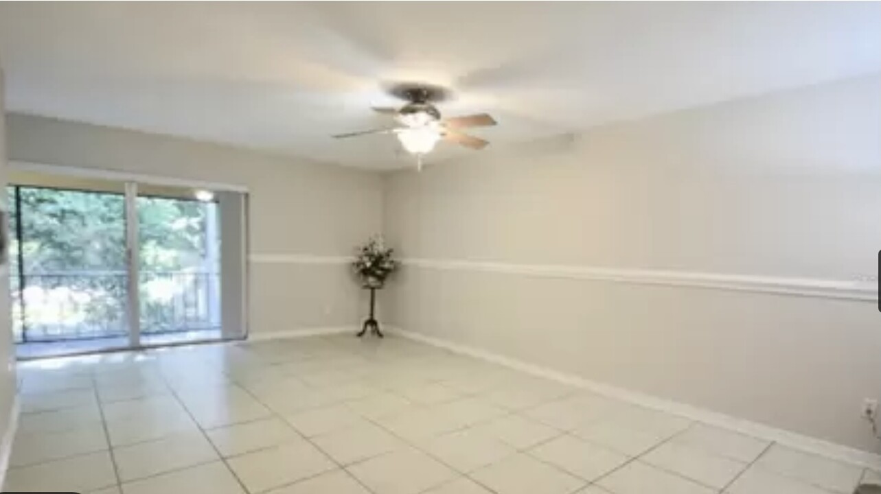 7627 Dolonita Dr, Unit Dolonita Dr in Tampa, FL - Foto de edificio