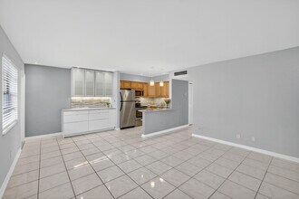 4051 NE 13th Ave in Oakland Park, FL - Foto de edificio - Building Photo