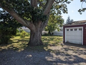 188 Little East Neck Rd in West Babylon, NY - Building Photo - Building Photo