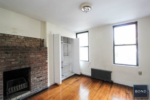 529 Hudson Street in New York, NY - Building Photo