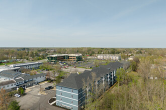 Creekview Court in Getzville, NY - Foto de edificio - Building Photo