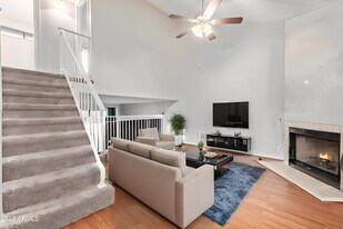 921 W University Dr in Mesa, AZ - Building Photo