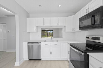 350 Club Cir in Boca Raton, FL - Building Photo - Building Photo