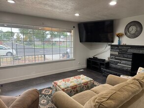883 E Sego Lily Dr, Unit Bedroom 1 in Sandy, UT - Building Photo - Building Photo