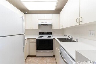 585 Mananai Pl in Honolulu, HI - Building Photo - Building Photo