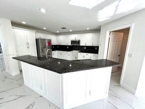 16286 Erie Pl in Davie, FL - Building Photo - Building Photo