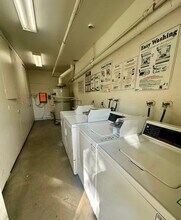 7131 Coldwater Canyon Ave, Unit 11 in North Hollywood, CA - Foto de edificio - Building Photo