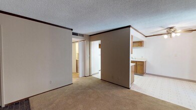 3701 Colonial Dr, Unit 150 in Modesto, CA - Foto de edificio - Building Photo