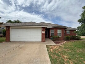 6811 6th St in Lubbock, TX - Building Photo