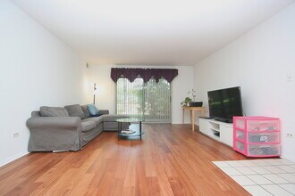 6143 Knoll Wood Rd in Willowbrook, IL - Building Photo - Building Photo