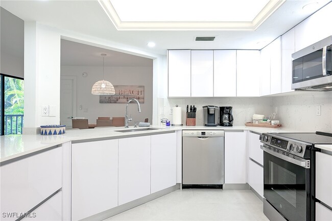 592 Beachwalk Cir in Naples, FL - Foto de edificio - Building Photo