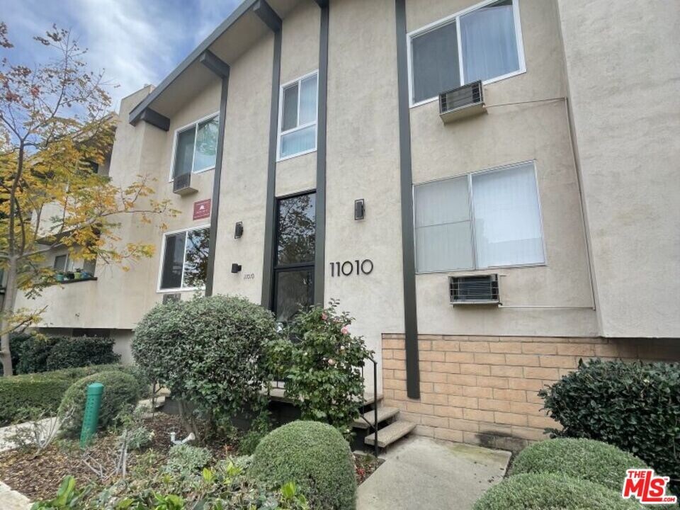 11010 Rose Ave in Los Angeles, CA - Building Photo