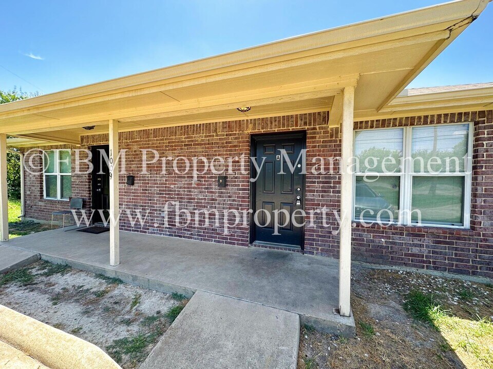 1009 SW Main St in Ennis, TX - Building Photo