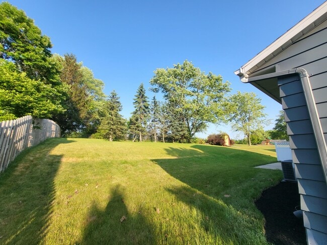 275 Brad Dr in Brunswick, OH - Building Photo - Building Photo