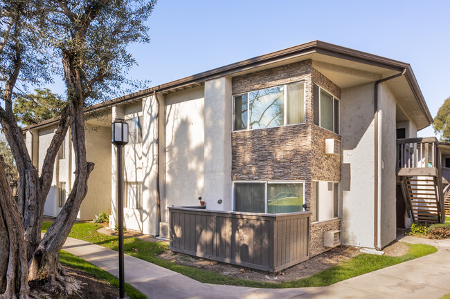 Brookside in La Palma, CA - Foto de edificio - Building Photo