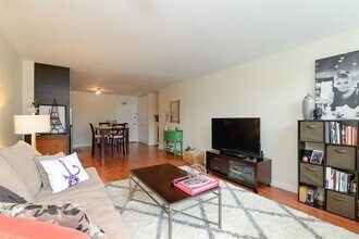 555 W Cornelia Ave in Chicago, IL - Building Photo - Building Photo