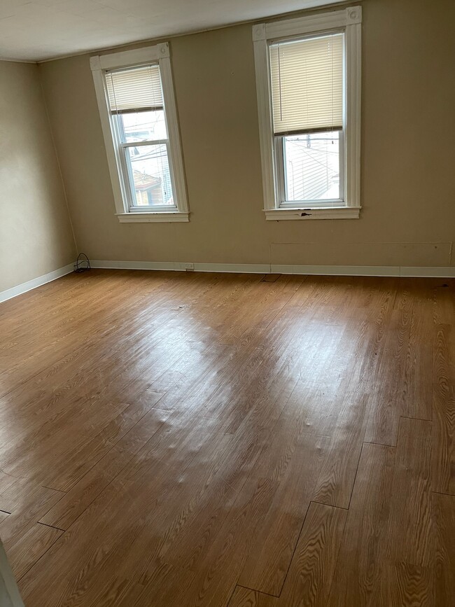 141 Watkins Ave, Unit 1 in Wilmerding, PA - Foto de edificio - Building Photo