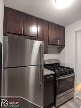 546 W Surf St, Unit 309 in Chicago, IL - Foto de edificio - Building Photo