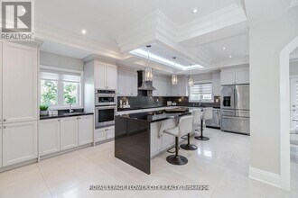 36 Louvain Dr in Brampton, ON - Building Photo - Building Photo