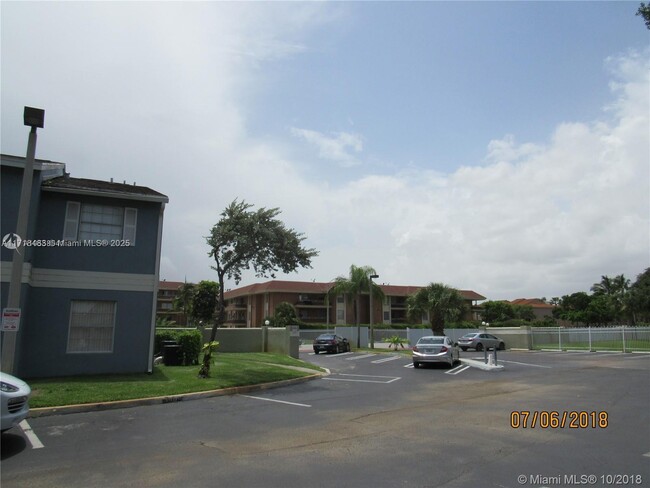 17580 NW 67th Pl in Hialeah, FL - Building Photo - Building Photo