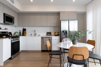 1319 S Orange Grove Ave in Los Angeles, CA - Foto de edificio - Interior Photo