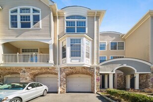 915 Kensington Ln in Livingston, NJ - Building Photo