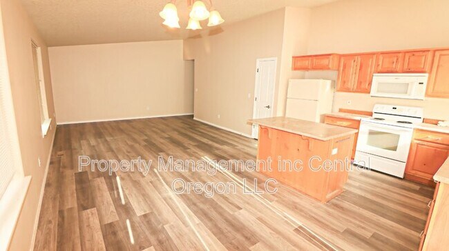 16489 Riley Dr in La Pine, OR - Building Photo - Building Photo