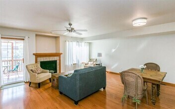 214 Redhill Ln in Iowa City, IA - Building Photo - Building Photo