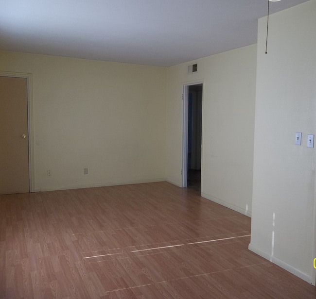 300 Griffiths St in Bakersfield, CA - Foto de edificio - Building Photo