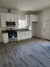 466 E 60th St in Long Beach, CA - Building Photo - Building Photo
