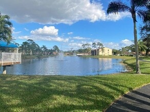 536 Shady Pine Way in Greenacres, FL - Foto de edificio - Building Photo