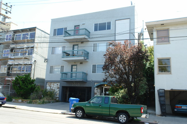 2425 Regent St in Berkeley, CA - Foto de edificio - Building Photo