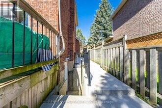 2932 Redbud Ave in Oakville, ON - Building Photo - Building Photo