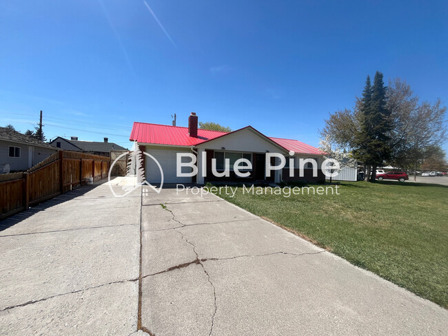 property at 1652 Austin Ave