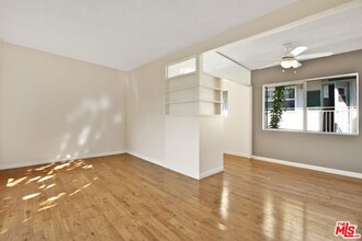 941 N San Vicente Blvd, Unit 20 in West Hollywood, CA - Building Photo - Building Photo