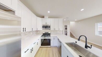 6273 Stewart St in San Diego, CA - Building Photo - Building Photo