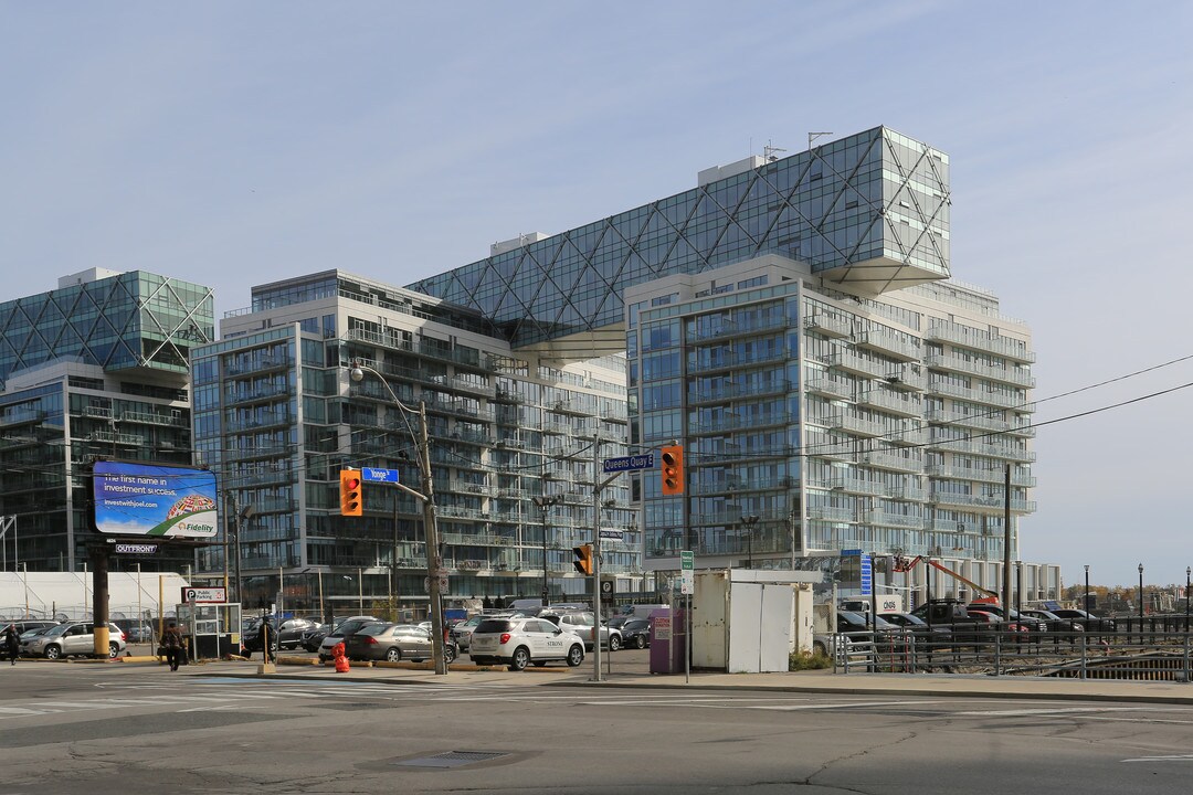 The Residences of Pier 27 Phase 1 in Toronto, ON - Building Photo