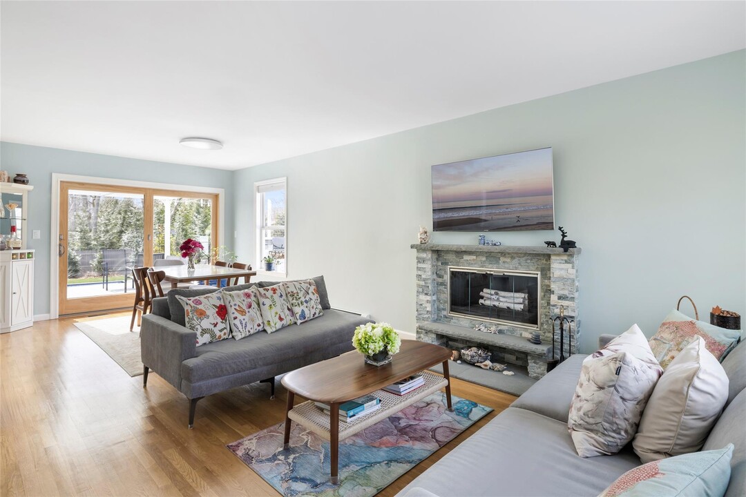 7 Carols Way in Hampton Bays, NY - Building Photo