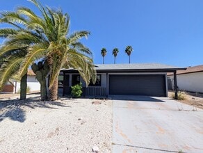 2327 E Paradise Dr in Phoenix, AZ - Building Photo - Building Photo