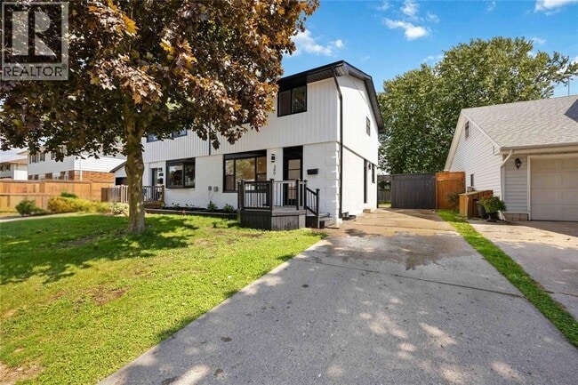 340 Trudeau Dr in Sarnia, ON - Building Photo - Building Photo