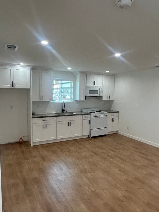 11723 Pendleton St in Sun Valley, CA - Foto de edificio - Building Photo