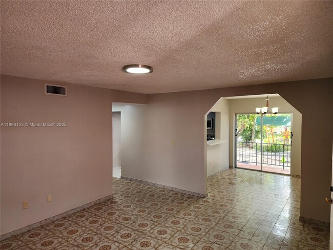 74 E 17th St in Hialeah, FL - Building Photo - Building Photo