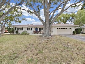 1701 Laurie Ln in Belleair, FL - Building Photo